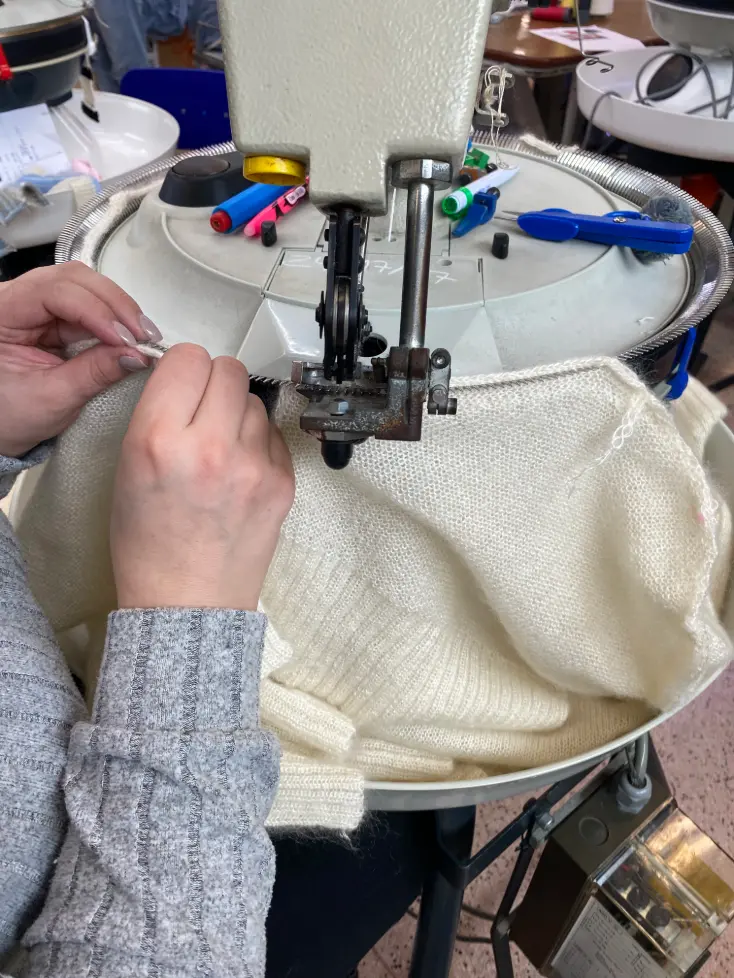 Travail minutieux artisanal des tricoteuses