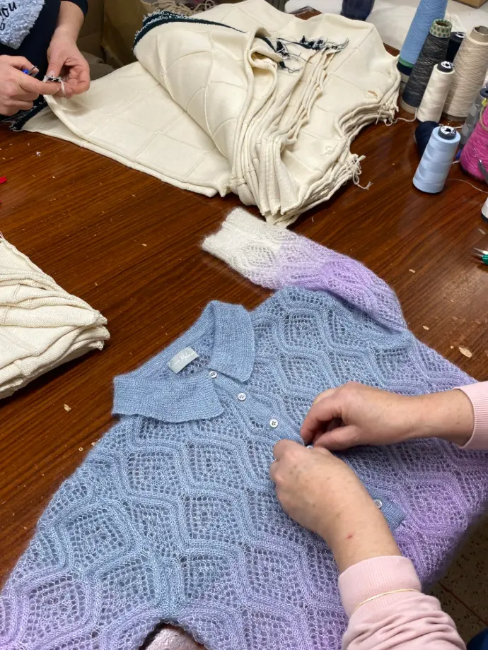Contrôle qualité pour le pull femme mohair et soie