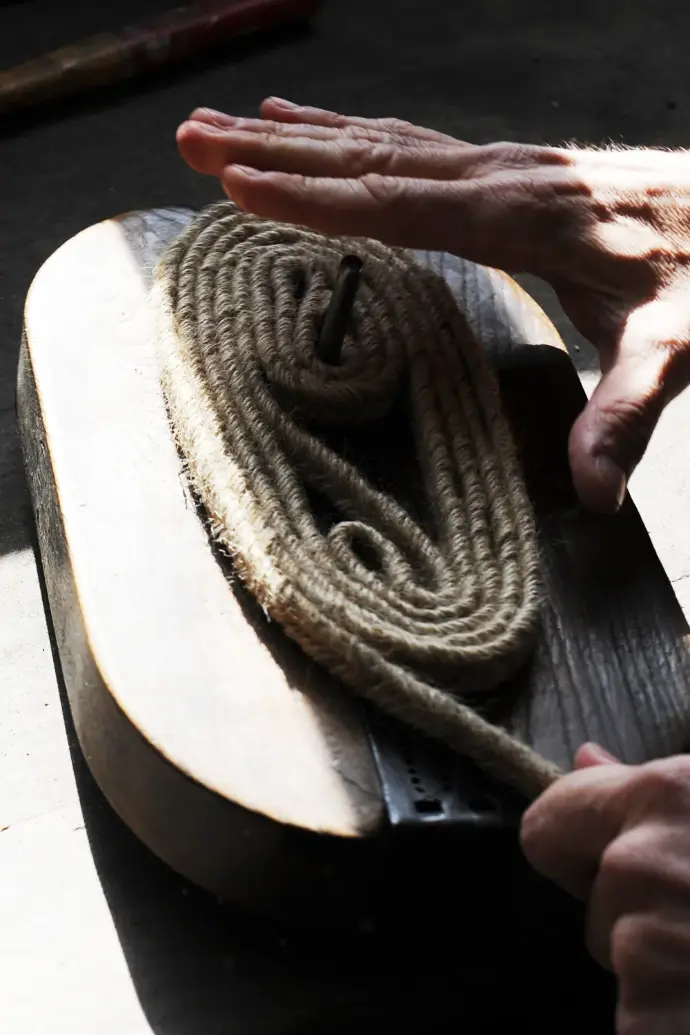 Confection semelle en corde des espadrilles basques