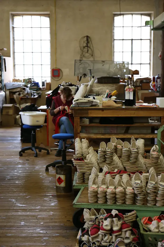 Atelier de confection d'espadrilles cousues main