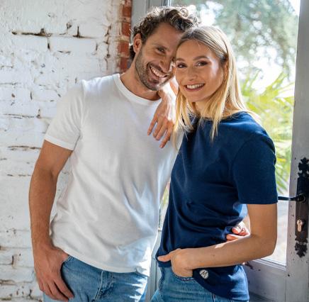 t-shirt en coton biologique blanc et marine avec logo en bas et col rond 