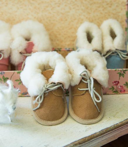 Chaussons bébé en peau retournée