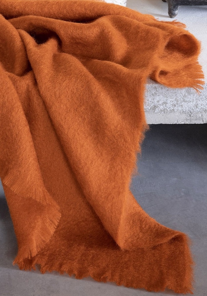Plaid chaud et enveloppant en 100 % mohair fabrication française couleur orange paprika