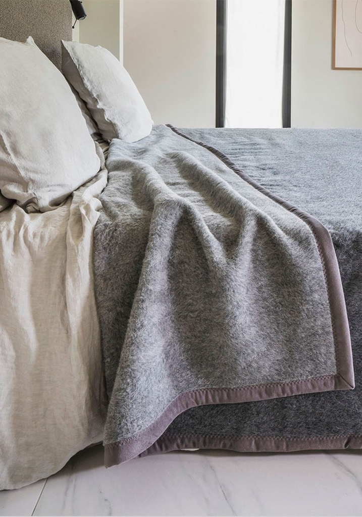 Couverture luxueuse en 100 % alpaga couleur gris clair et gris foncé made in France