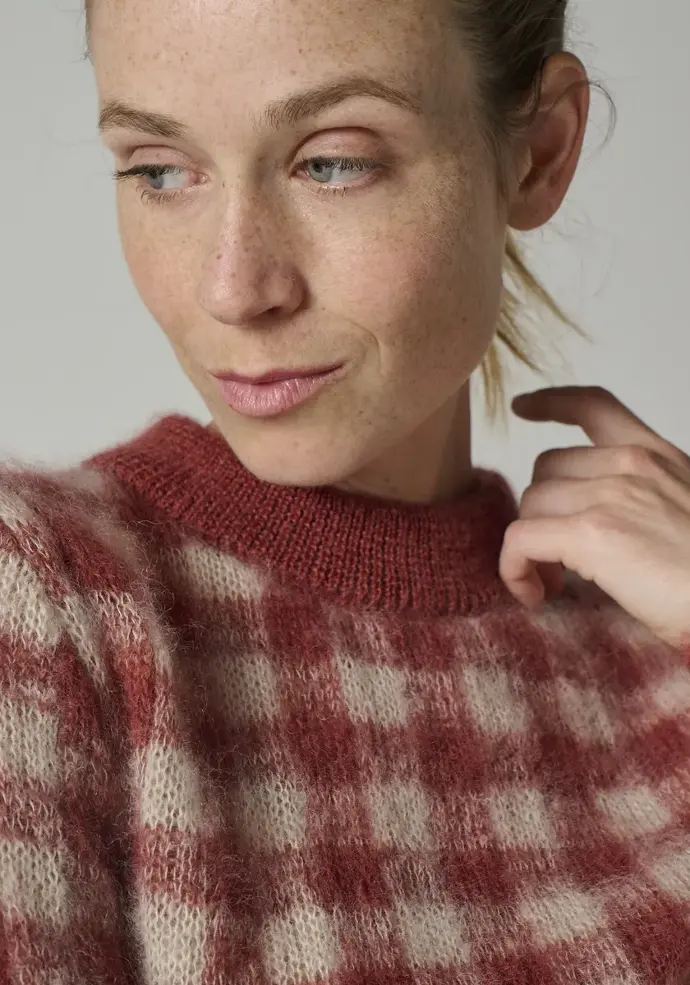 Pull col rond motif damier couleur rouille