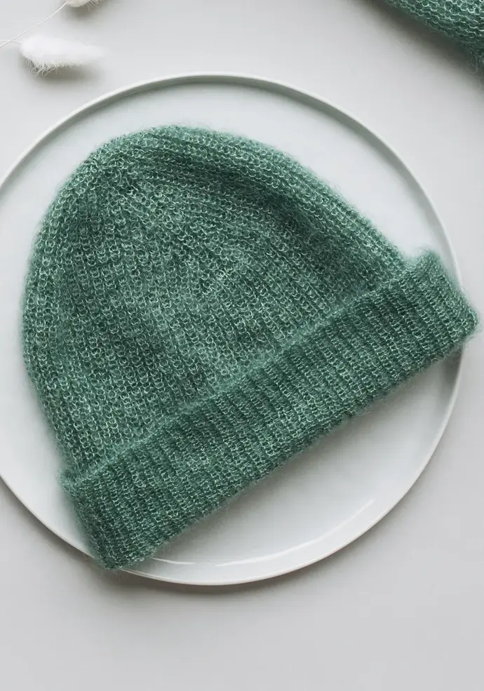 ​Bonnet pour femme en mohair et soie couleur vert