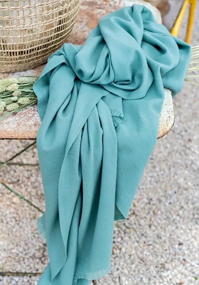 Châle 100% laine mérinos d´Arles couleur vert amande made in France