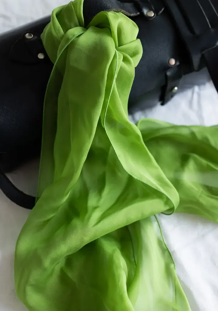 Foulard en soie couleur vert olive