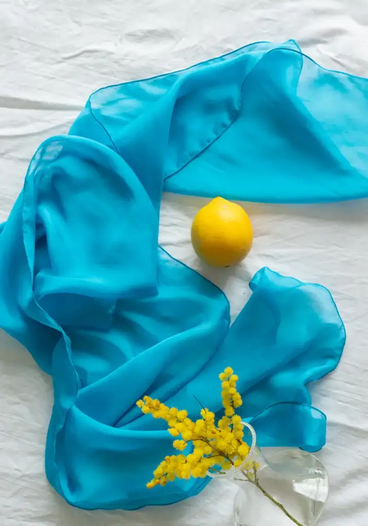 Foulerd en soie couleur bleu turquoise