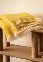 Plaid 100% mohair effet neigeux made in France couleur jaune maïs