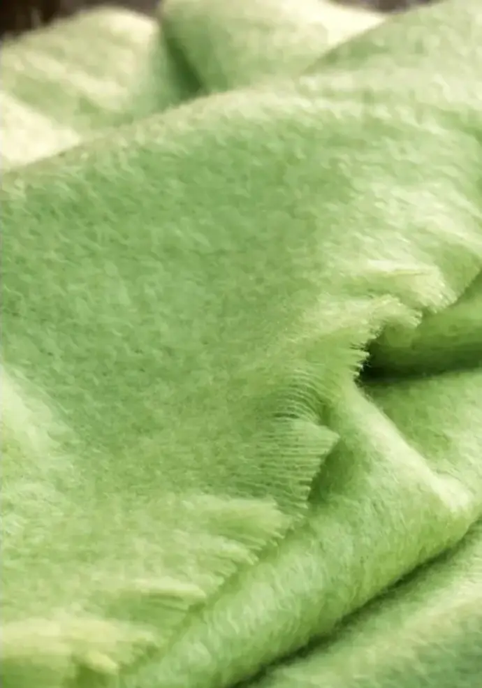 Couverture mohair légère et vaporeuse couleur vert anis fabrication française