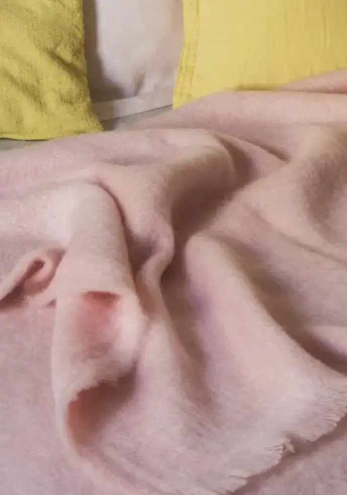 Couverture mohair légère et vaporeuse couleur rose poudre fabrication française