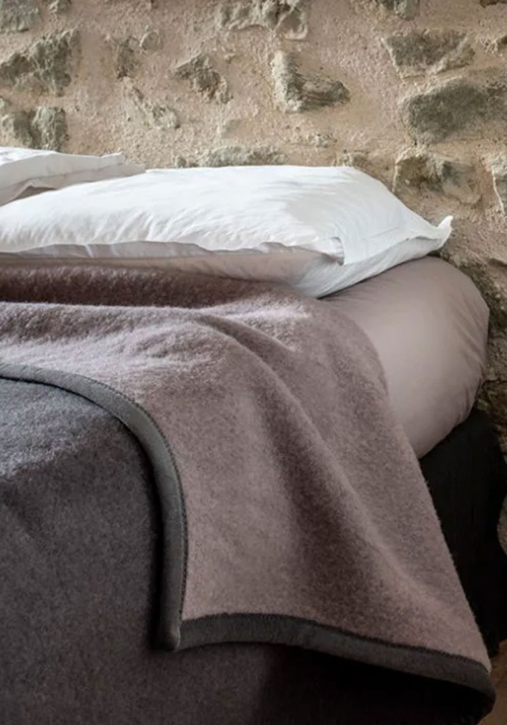 Couverture moelleuse en pure laine fabrication française couleur gris