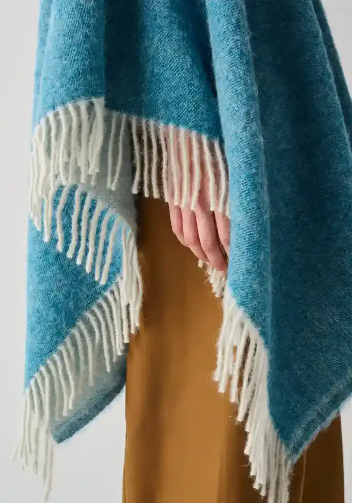 Poncho chaud en 100% baby lama avec franges