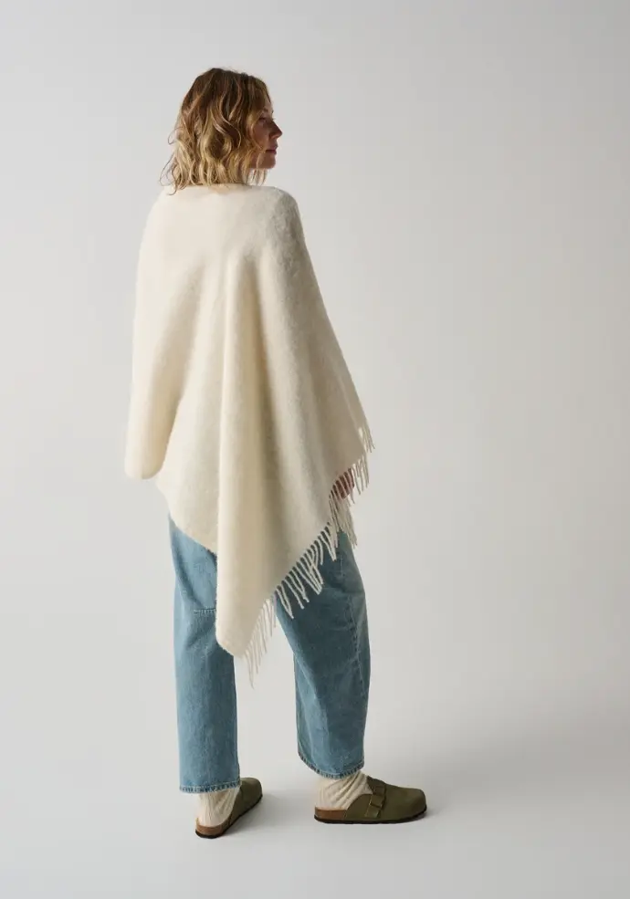 Poncho chaud en poil de lama femme couleur écru