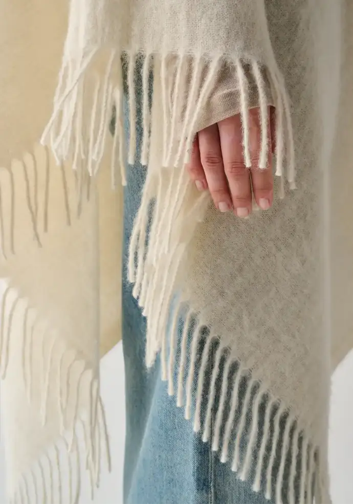 Poncho chaud en poil de lama femme finition avec franges