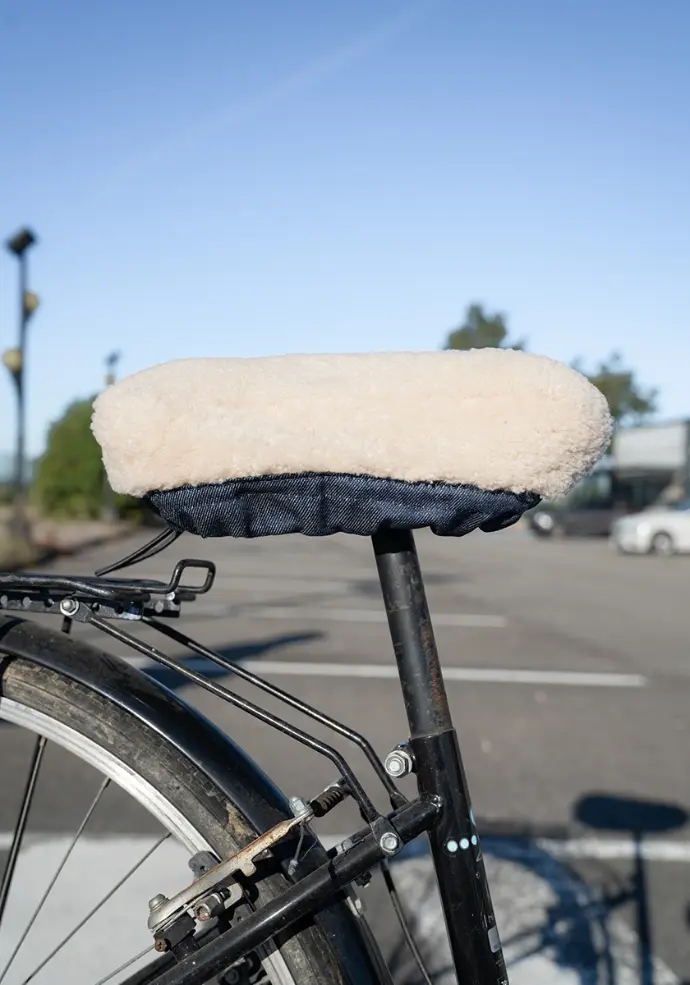 Housse pour selle de vélo en peau lainée mérinos