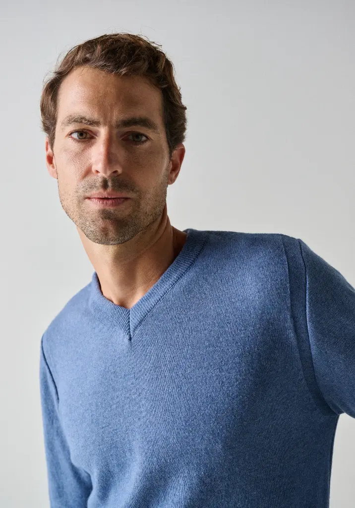Pull homme col V en laine et cachemire maille fine