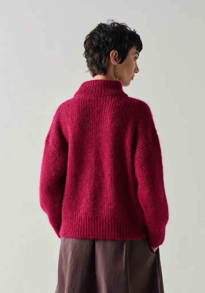 Pull femme col montant en mohair et soie couleur rouge cerise