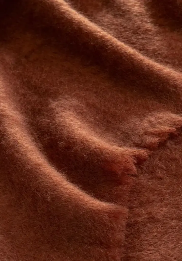 Couverture mohair légère et vaporeuse couleur chocolat