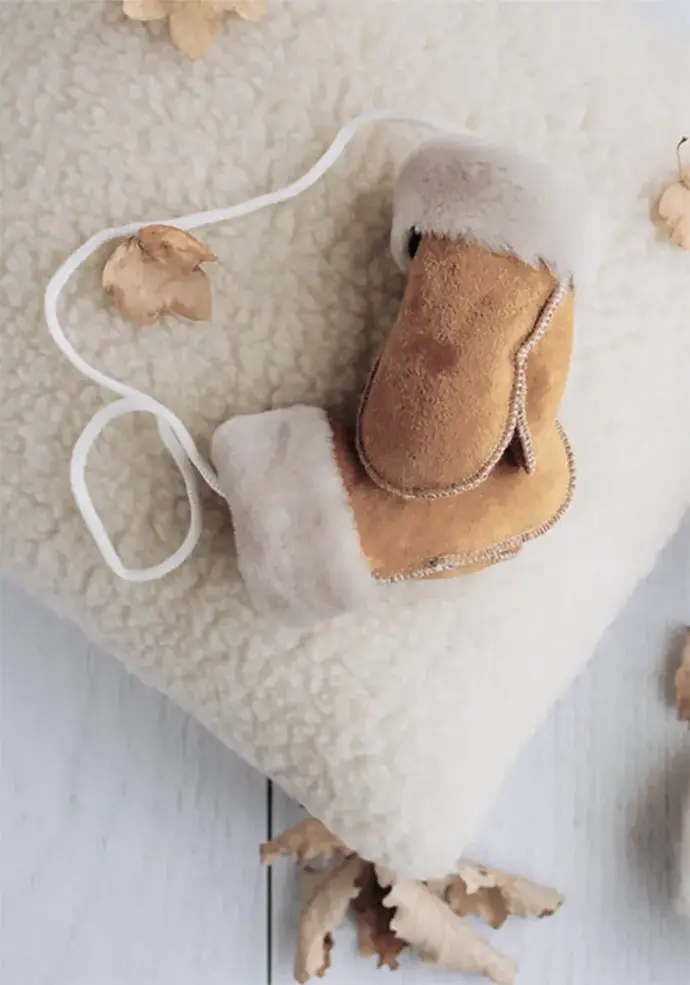 Moufles en peau d'agneau pour bébé