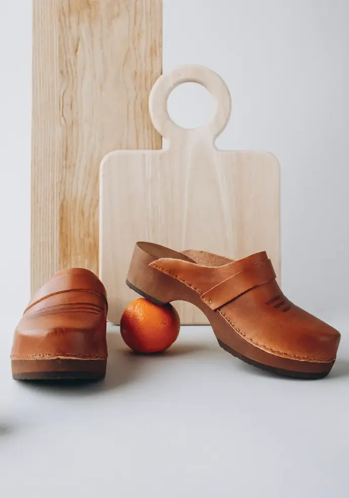 Authentiques sabots en bois et cuir