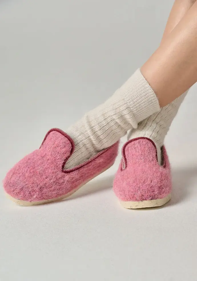 Lot chaussons fourrés femme et chaussettes mohair