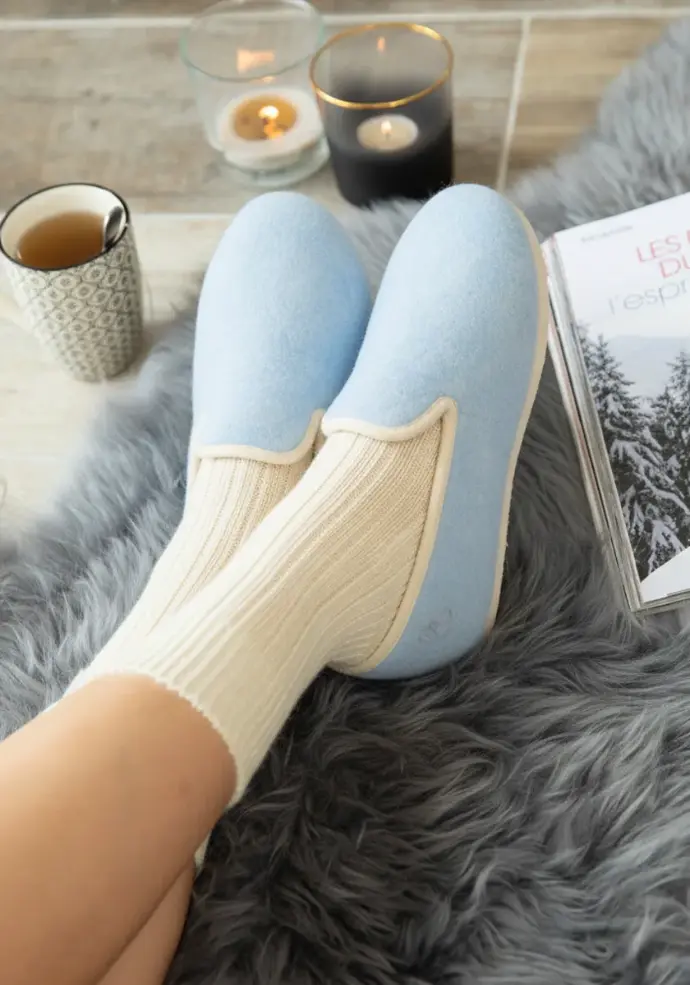 Lot charentaises et chaussettes mohair femme