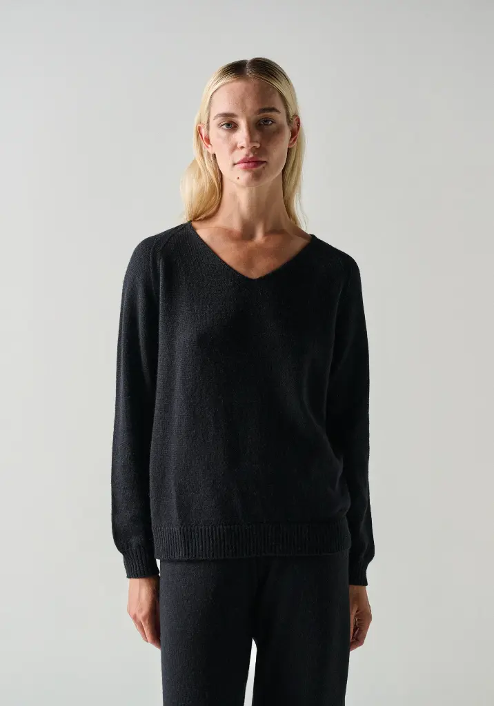 Pull noir femme col V en mérinos et alpaga