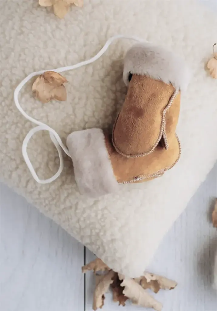 Moufles en peau d'agneau pour bébé